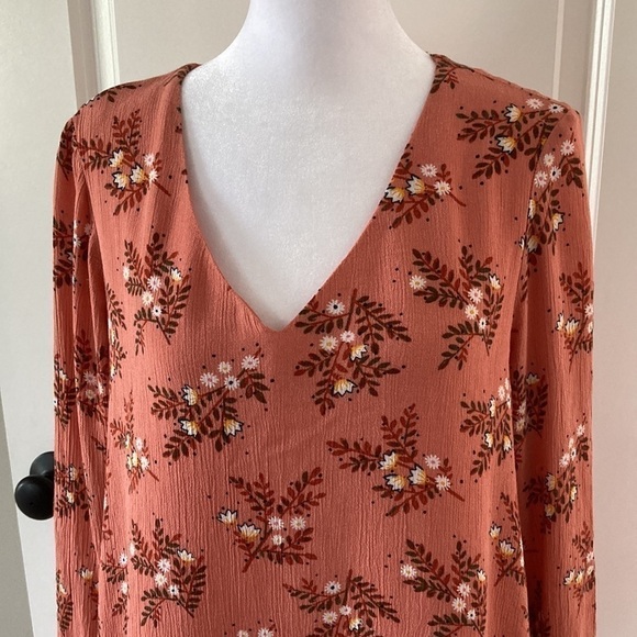 LC Lauren Conrad medium top floral bell sleeves lace v-neck - Picture 3 of 13